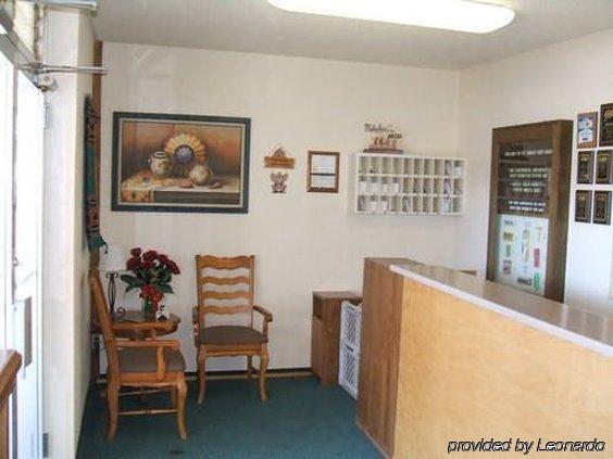 Budget Host Melody Lane Raton Interior photo