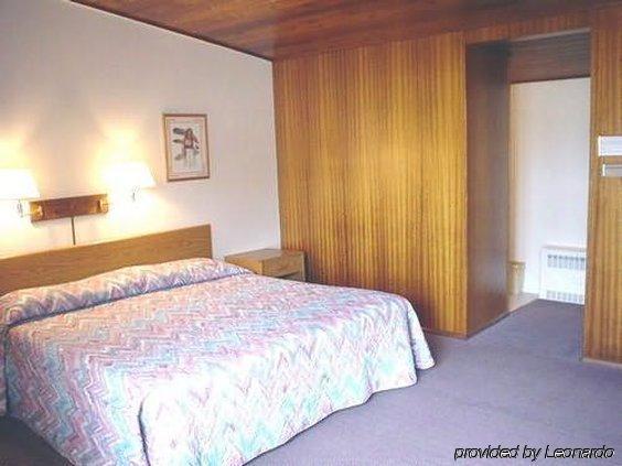 Budget Host Melody Lane Raton Room photo